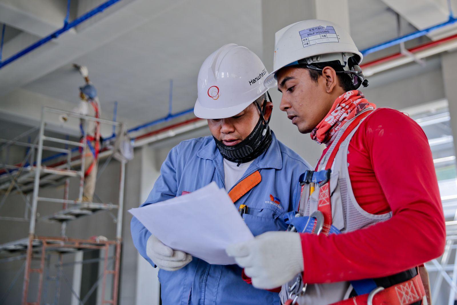Construction & Infrastructure professionals collaborating